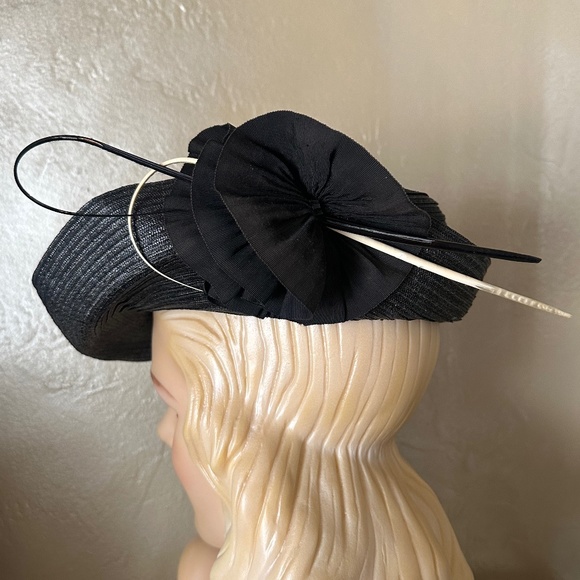 IMPRESSIVE 1940s\' BLACK STRAW FEDORA - GROSGRAIN BAND/BOW + BLACK/WHITE QUILLS main image 11